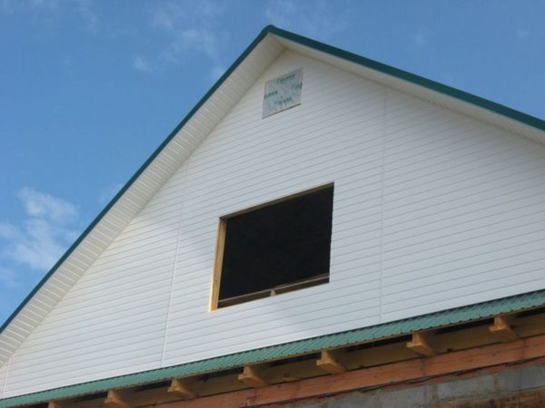 Спретнато подрязан фронтон придава на къщата завършен вид.