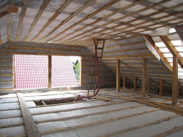 По-голямата част от таванската стая има приемлива височина на тавана.