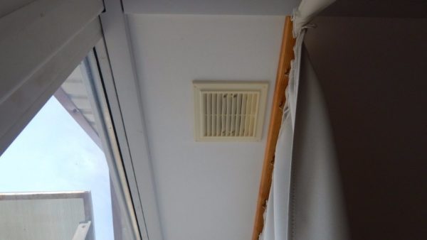 Чрез решетката на тавана вентилационната система изтегля въздух от таванското пространство.