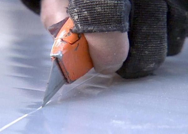 Дори обикновените строителни ножове са подходящи за рязане на поликарбонат