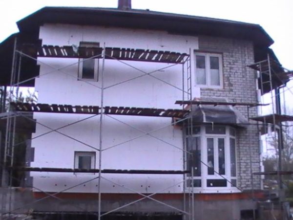 Фасадна топлоизолация - закрепени са плочи към външни стени.