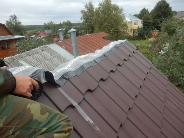 Използването на перфорирана вентилация ви позволява да се отървете от кондензата под покрива