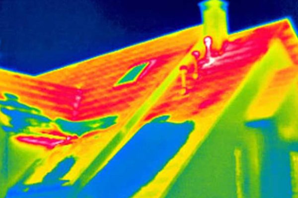Изображението на скатния покрив на къщата на термокамерата: червените зони на снимката са най-големите загуби на топлина