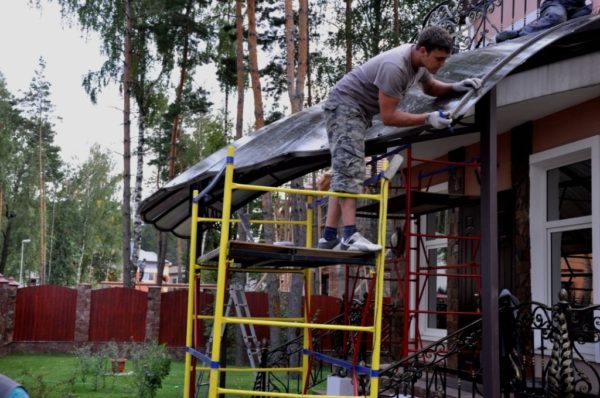 Struktur bentuk kompleks dibuat di kilang atau di bengkel profesional.