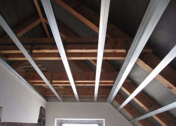Закрепване на рамката на тавана от гипсокартон към фронтоните и системата за тавански ферми.