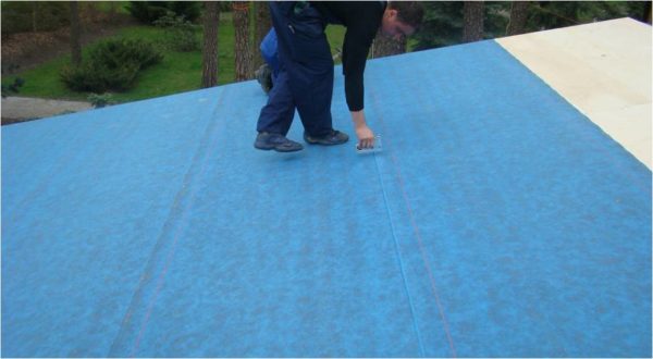 Закрепването на хастарния килим може да се извърши и със строителен телбод