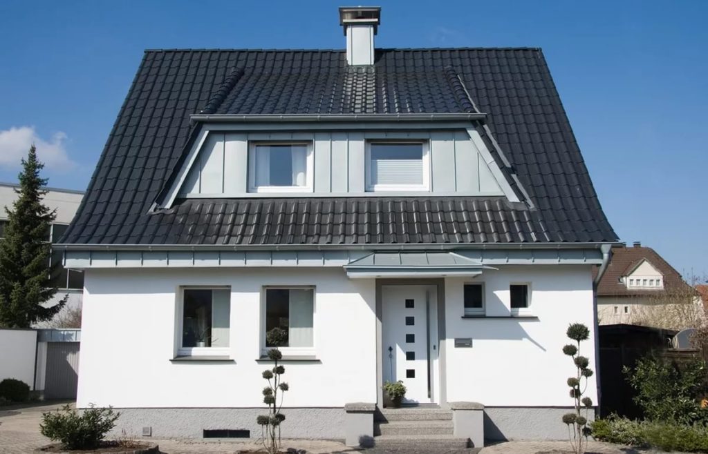 Покривът на къщата трябва да е красив, практичен и издръжлив. Именно комбинацията от тези фактори влияе върху избора на покривен материал.