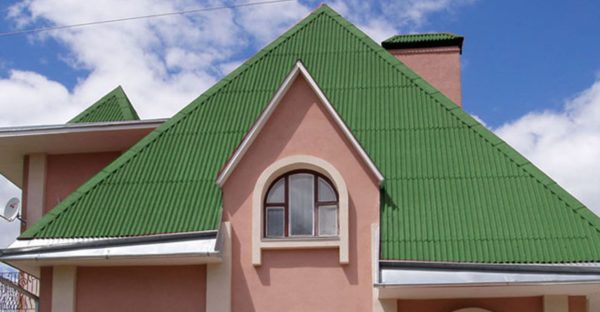 Покривът от ондулин прилича на боядисани шисти