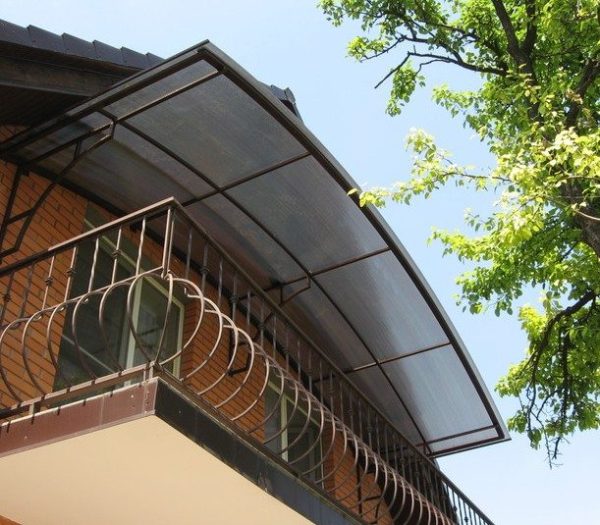 Покривът, изработен от прозрачна пластмаса, затъмнява прозорците по-малко, а цената на материала ви позволява да спестите.