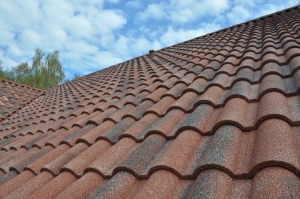 Покривът от композитни керемиди е визуално трудно да се различи от естествения.