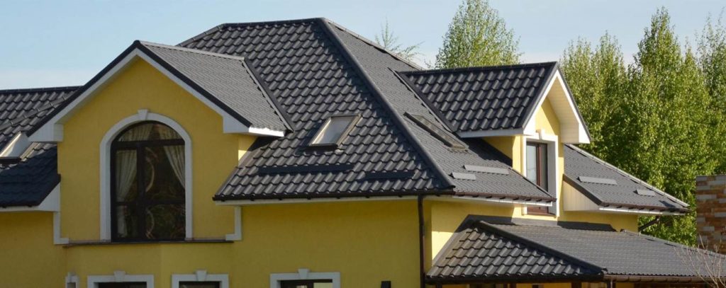 Металният покрив е един от най-популярните видове покриви.