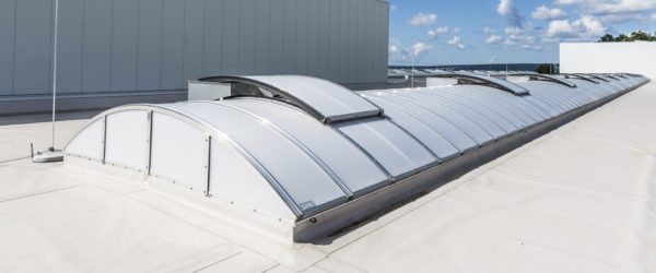 На този покрив за осветление и вентилация е използван лентов фенер, облицован с поликарбонат.