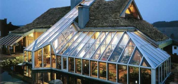 На снимката има зимна градина, като стъкленият покрив не е основен, а е в съседство със зеления покрив