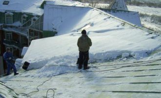 почистване на покриви от сняг и лед