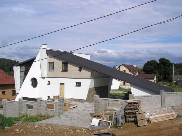 Оригиналното решение, къщата и стопански постройки под едноскатен покрив.