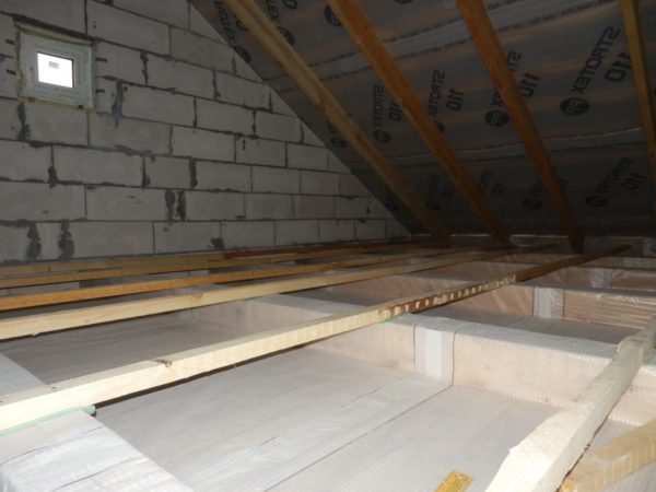 При изолация на подове трябва да се използва пароизолиращо фолио