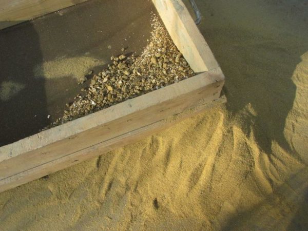 Препоръчително е да пресеете дори финозърнест пясък преди употреба.