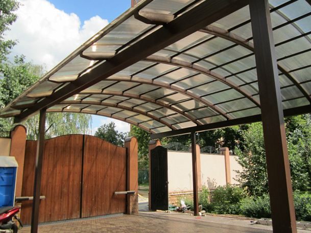 Пластмасовият покрив опростява монтажа и не закрива напълно пространството под покрива.