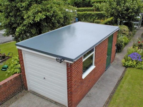 Плоският покрив е оптимален за малки сгради, като например гараж.