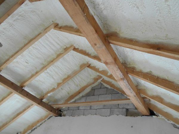 Под покривните наклони трябва да се постави дебел слой топлоизолация.
