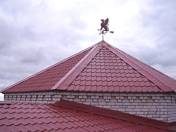  Покрив покрит с метални керемиди