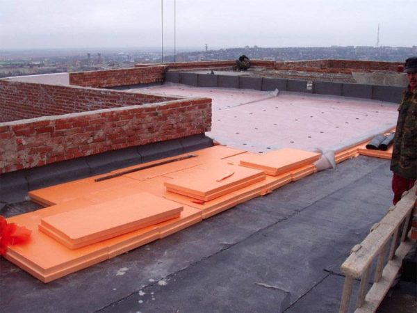 Процесът на изолиране на плосък покрив е много различен от скатната конструкция.