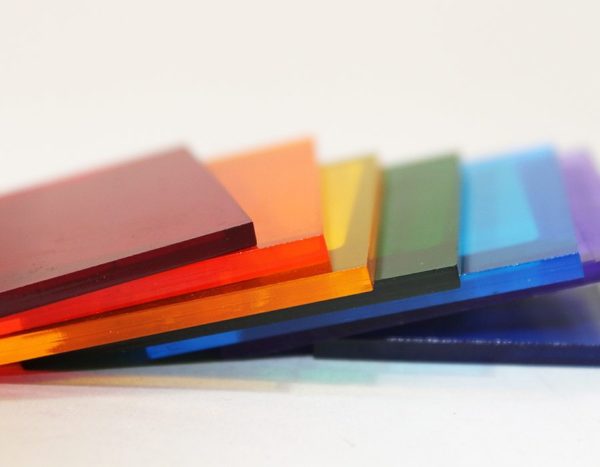 Прозрачният полимер, ако е необходимо, се боядисва във всеки цвят в целия обем.