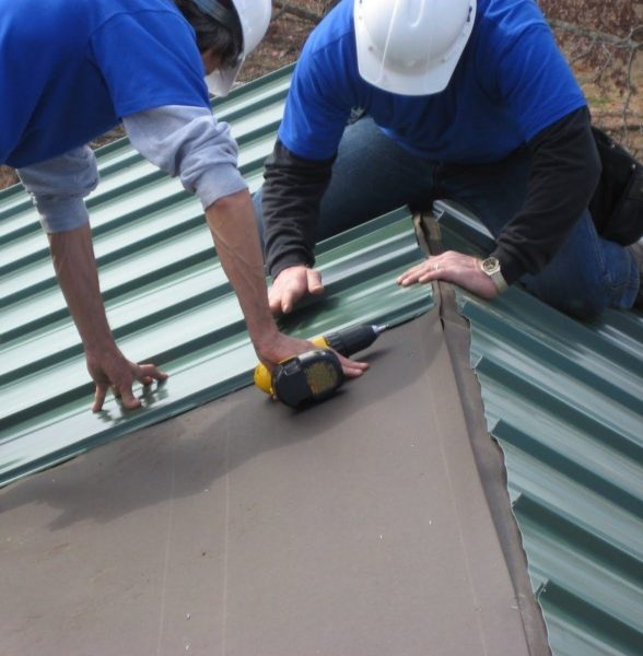Работата трябва да се извършва с двама помощници, тъй като листовете са тежки и е невъзможно да се вдигнат на покрива и да се задържат при закрепването им