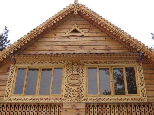 Издълбаните опции често се използват в архитектурата на фронтоните на дървени къщи, изглеждат привлекателни, но са трудни за изпълнение.