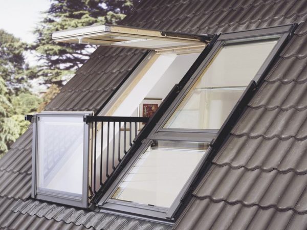 Лесно е да направите стъклен покрив с капандури, тъй като тези конструкции могат да бъдат поръчани готови и монтирани в дебелината на покривния пай