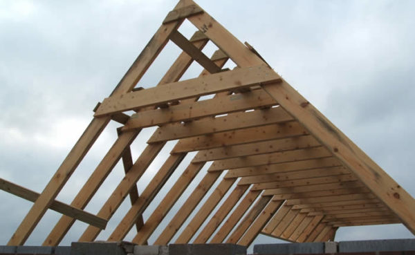 Системата на двускатния покрив се формира от триъгълници - покривни ферми