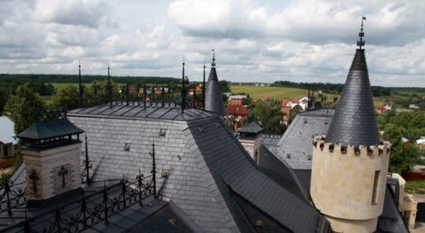 Покривът от шисти украсява много дворци и замъци