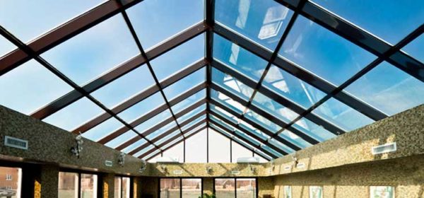 Солидна фронтонна конструкция от стъкло и метал е добро решение за подреждане на басейни, зимни градини и оранжерии