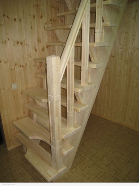 Дървена фиксирана стълба.