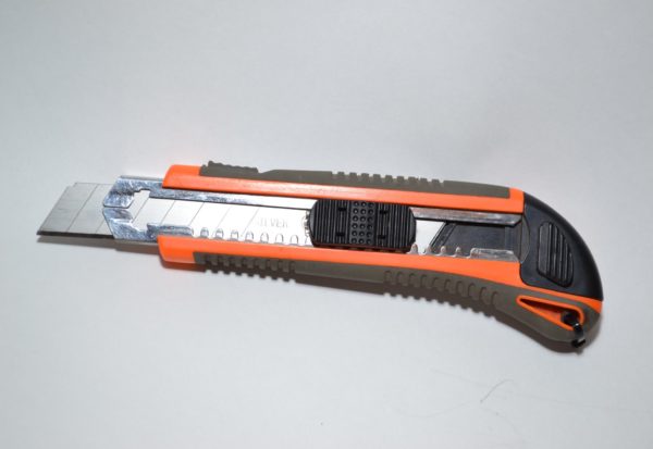 Строителният нож е най-разпространеният инструмент за обработка на пяна.