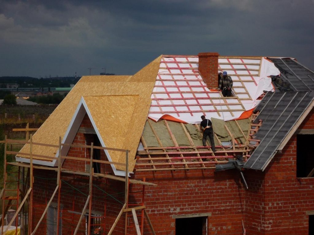 Конструкцията на покрива се счита за трудна, но част от работата може да се извърши от неквалифицирани работници.
