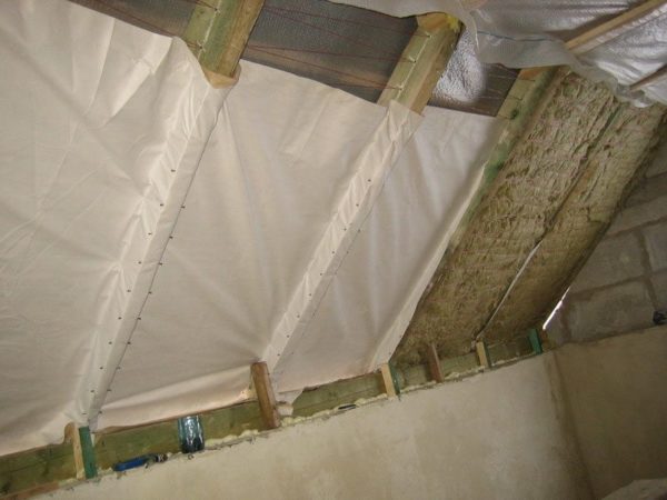 Под покривните наклони се полагат топлоизолационни рогозки и пароизолационен материал