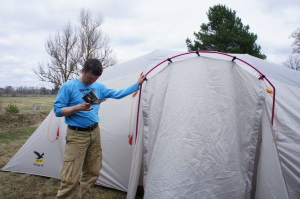 Научаване как да поставите палатка от плат.