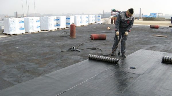 Полагането на покривен материал върху покрива на жилищна сграда може да се извърши директно върху стария покривен материал