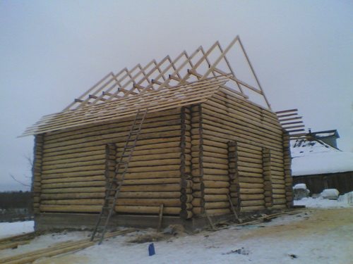 монтаж на покрив върху дървена къща