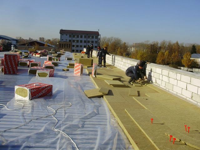 монтаж на плоски покриви от зидани материали