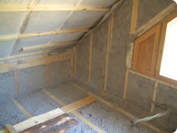 Изолацията на тавана е много важна задача за затопляне на цялата къща.