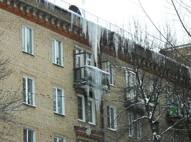 В условията на руската зима сенниците за балкони стават особено актуални.