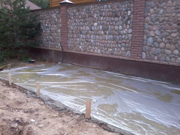При горещо време полиетиленът ще предпази бетона от бързо изпаряване на водата и появата на пукнатини.