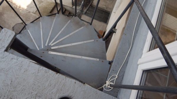 Вита стълба, водеща до втория етаж. Стъпалата са направени от шперплат и са защитени от контакт с вода с три слоя гумена боя.