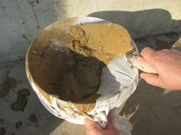Напоената глина трябва да се филтрира, за да се отстранят примесите.