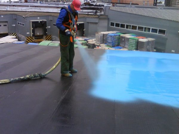 Течната гума може да се нанася върху валцувани материали, за да се увеличи надеждността на покрива